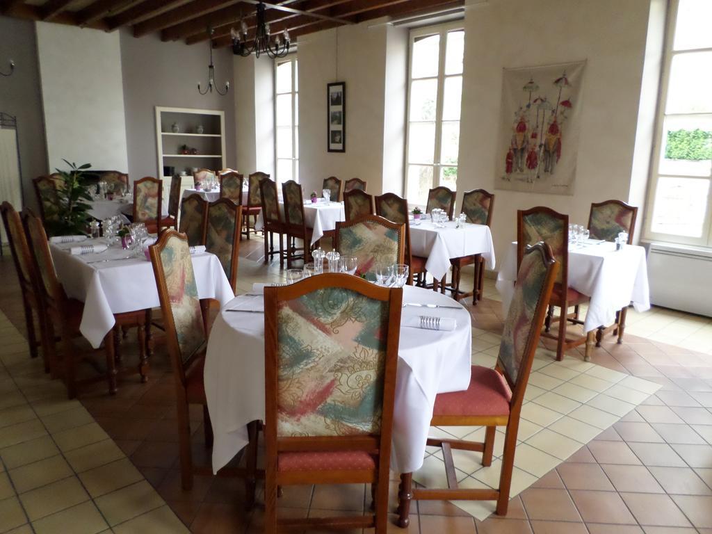 Le Relais De La Caleche Hotel Saint-Denis-dʼAnjou Екстериор снимка