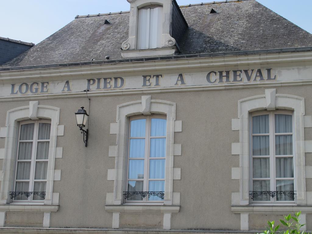 Le Relais De La Caleche Hotel Saint-Denis-dʼAnjou Екстериор снимка