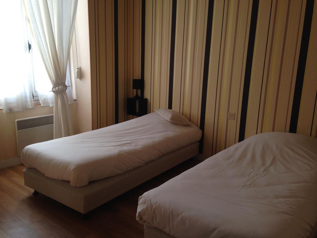 Le Relais De La Caleche Hotel Saint-Denis-dʼAnjou Екстериор снимка