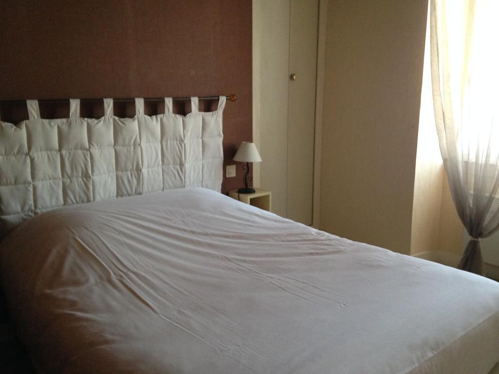 Le Relais De La Caleche Hotel Saint-Denis-dʼAnjou Екстериор снимка