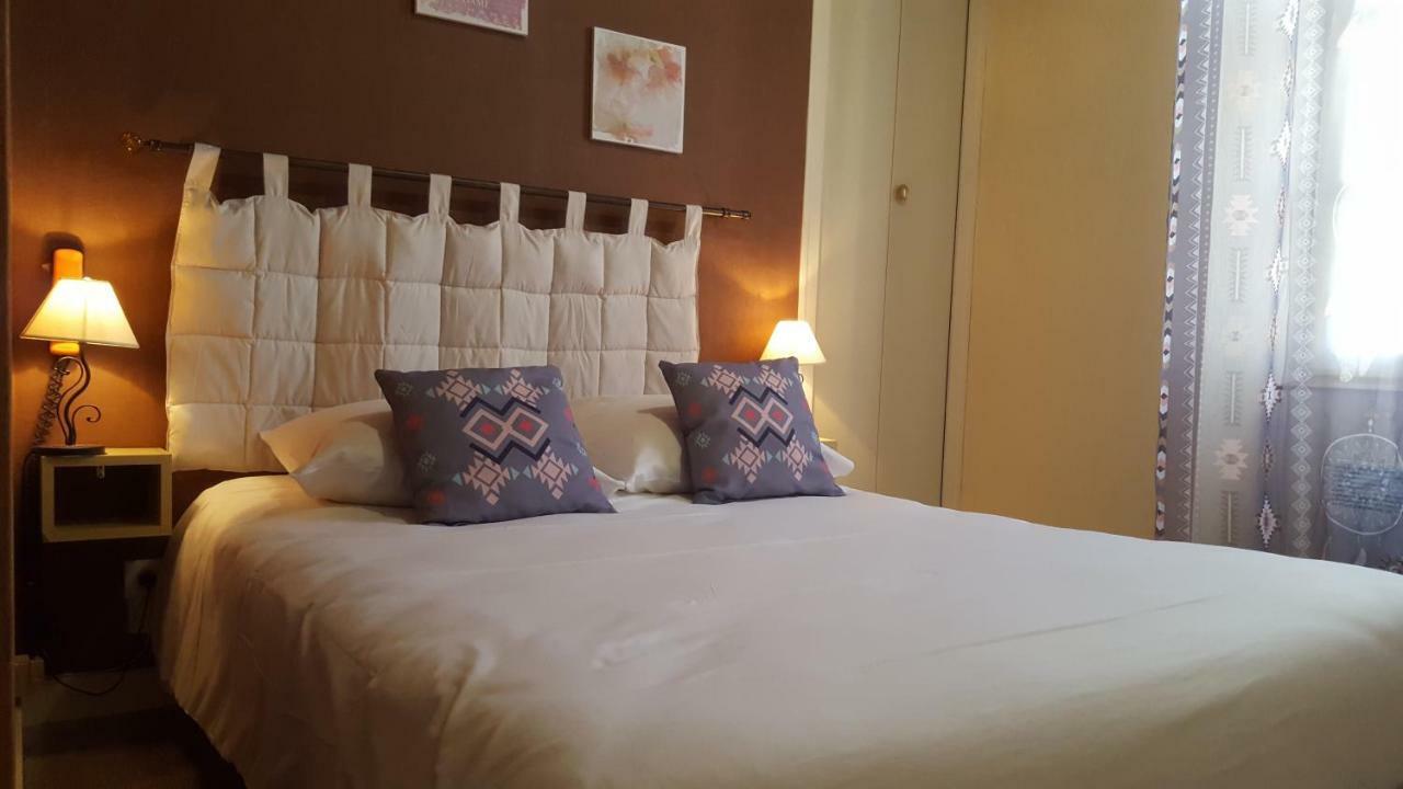 Le Relais De La Caleche Hotel Saint-Denis-dʼAnjou Екстериор снимка